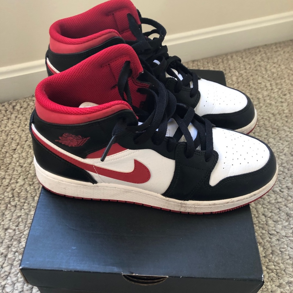 Nike Air Jordan 1 Mid size 6.5 with box white toe basketball